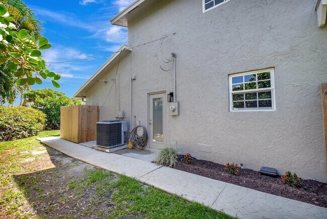 Building Photo - 4610 Pine Tree Dr