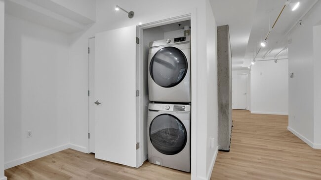 Building Photo - EPIC REA - Modern-Style 1 BR/1 BA Condo in...