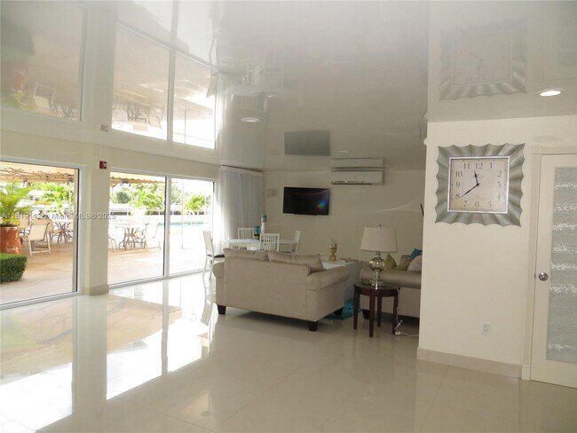 Building Photo - 220 Kings Point Dr