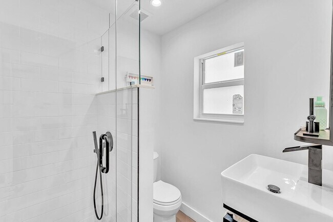 Building Photo - 649 NE 16th Terrace