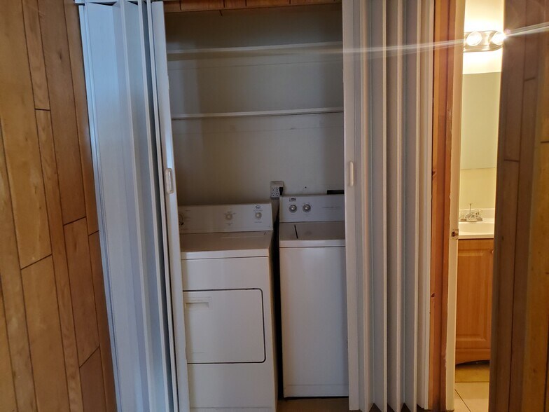 washer/dryer - 1141 E Elm St