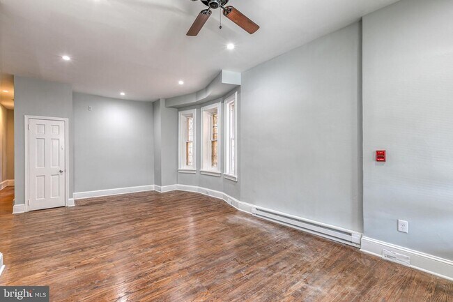 Building Photo - Amazing Unit