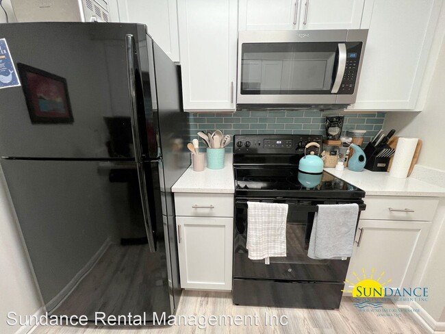 Building Photo - 3 br, 2 bath House - 611 Colonial Drive #8