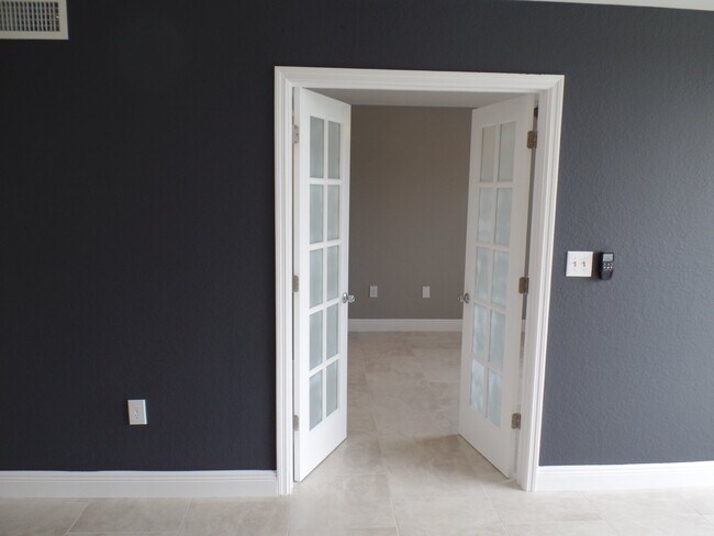 Building Photo - 2820 N Oakland Forest Dr