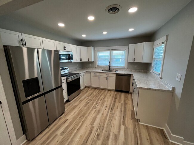Primary Photo - 4Bed/3Bath Renovated Student friendly housing
