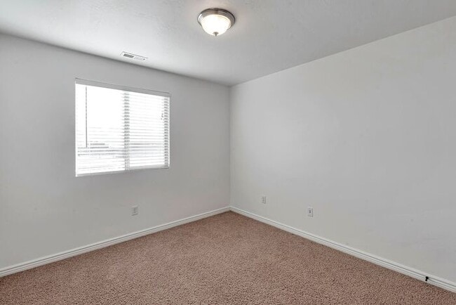 Building Photo - Bright Townhouse in Saratoga Springs w attached 2 car garage