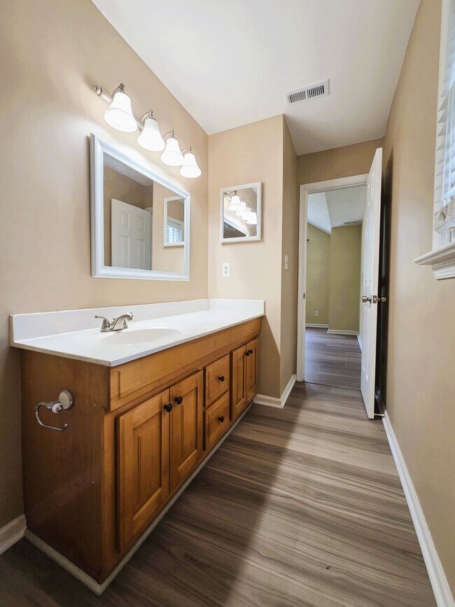 Building Photo - Well maintained 2 story home in Providence Creek Subdivision