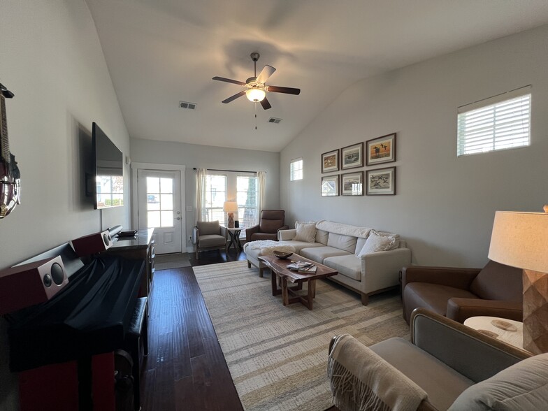 Building Photo - 2028 Gracious Dr