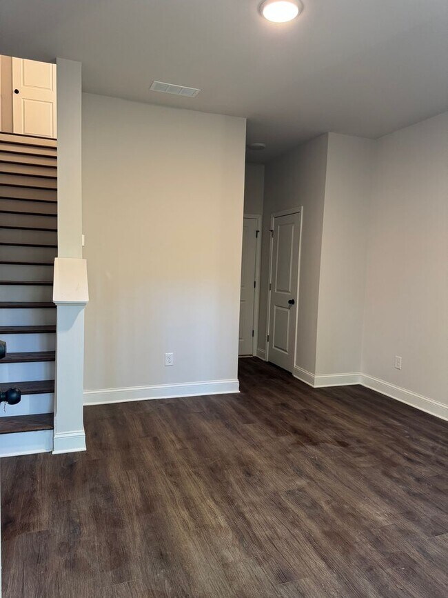 Building Photo - Luxury Lakeview Living Just Minutes from Downtown Gainesville