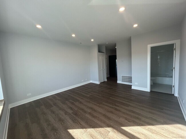 Building Photo - 4411 N Kimball Ave