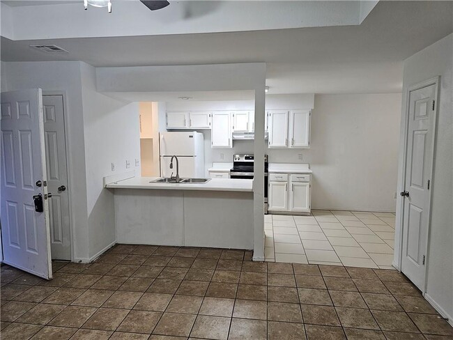 Building Photo - 2326 W Roselawn St