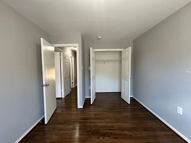 Building Photo - 3 Bedrooms 3.5 Bathrooms Townhome