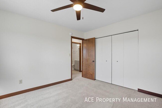 Building Photo - 717 Dakota Dr