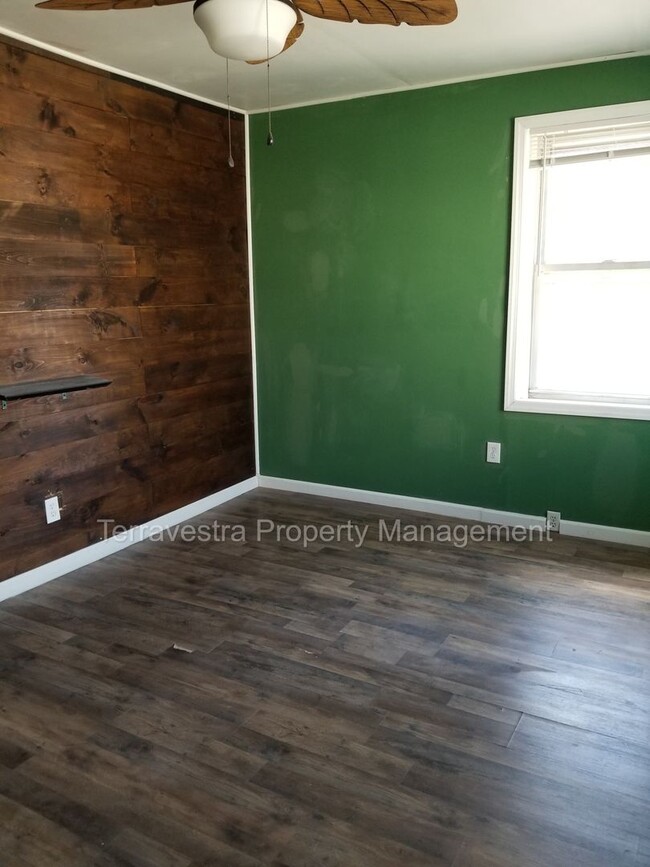 Building Photo - Very Large Newly Renovated - 3 Bed 1 Bath ...