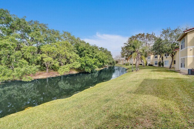 Building Photo - 2BED/1BATH renovated apartment ready to MO...