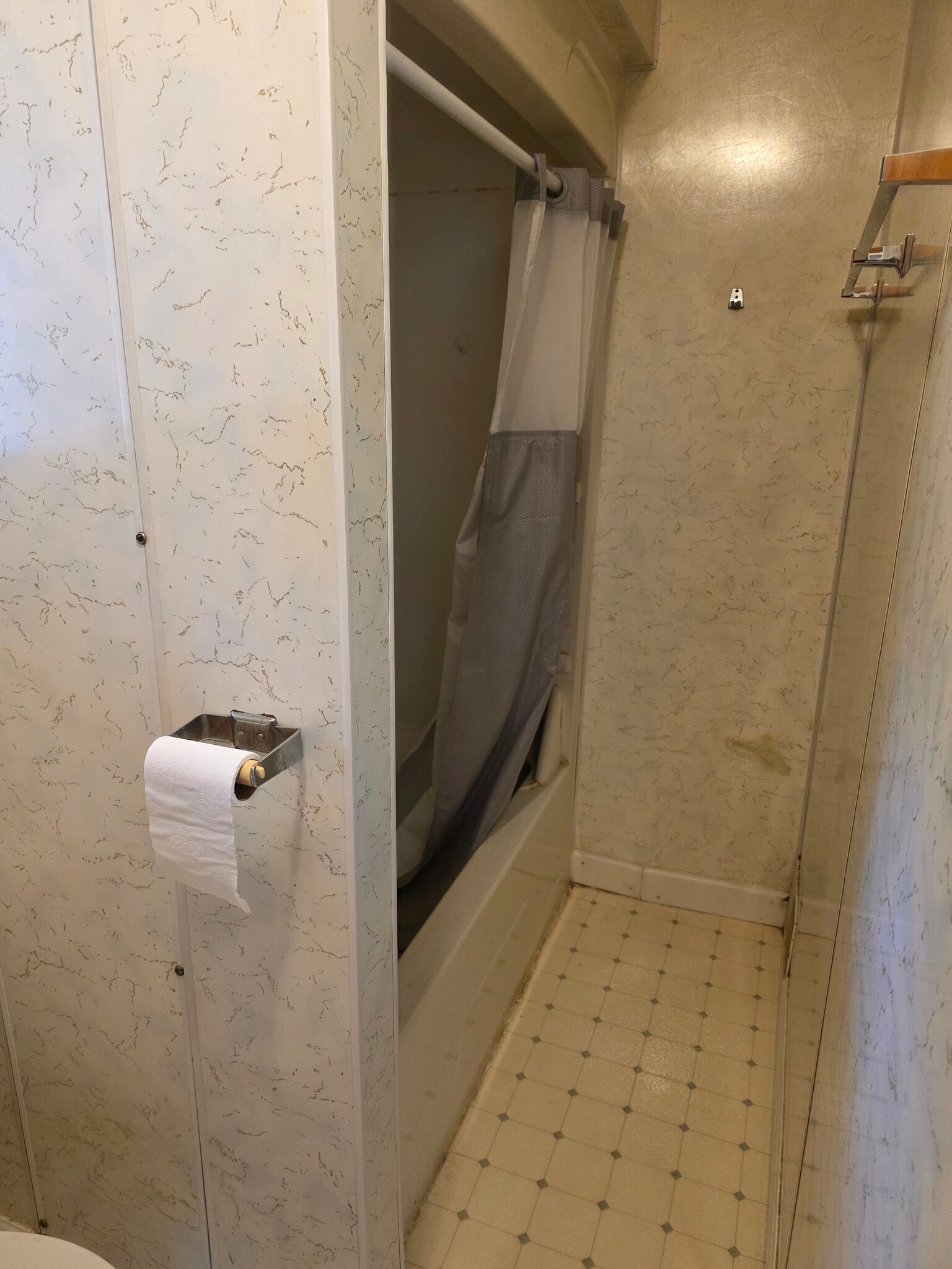 Bathroom tub/shower - 413 N Marshall Ave