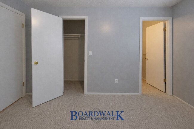 Building Photo - Beautiful 6 Bedroom Home in Sandy!