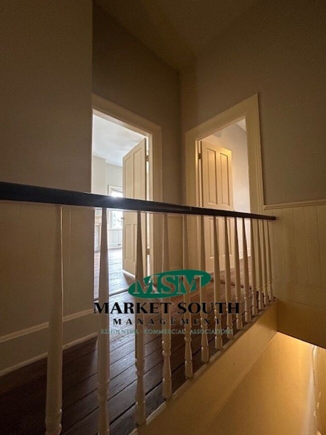 Building Photo - HISTORIC DOWNTOWN ONE BEDROOM!