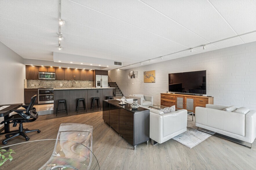 Building Photo - 630 Vernon Ave