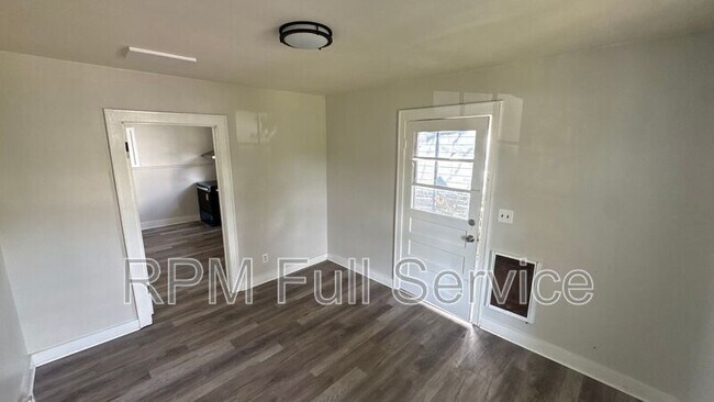 Building Photo - 423 Maple St