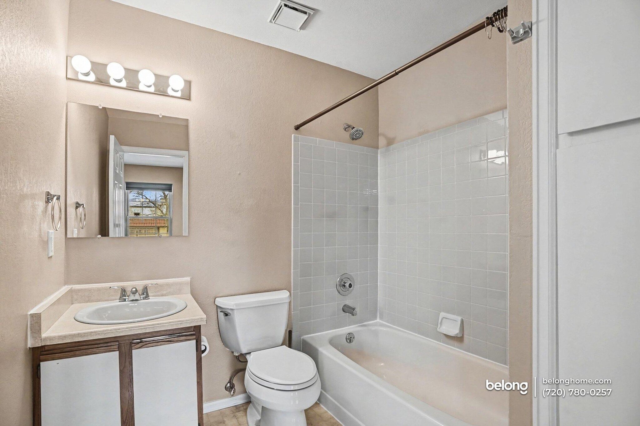 Building Photo - 2355 Villa Rosa Dr