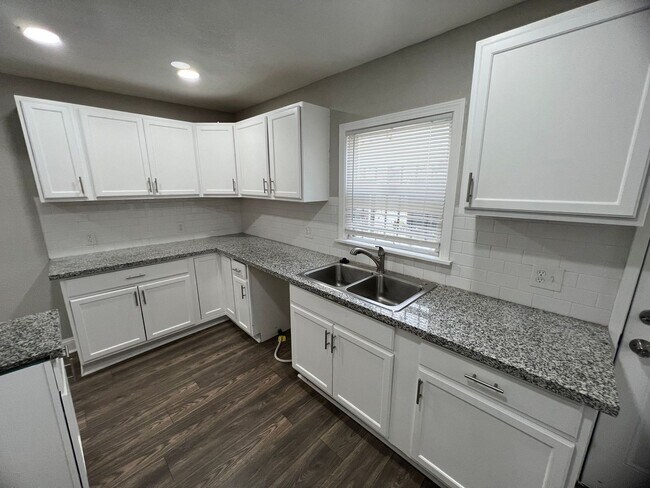 Building Photo - Modern Comfort Meets Convenience in This 4...