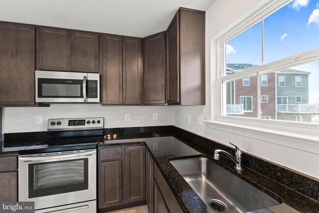 Building Photo - 64 Grant St