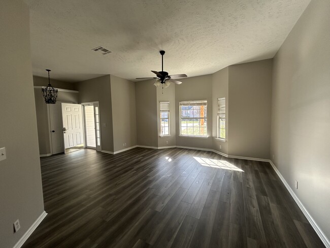Building Photo - 533 Woodland Hills Dr