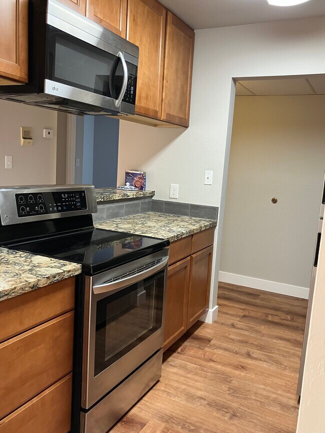 Kitchen - 2955 Lakeside Dr