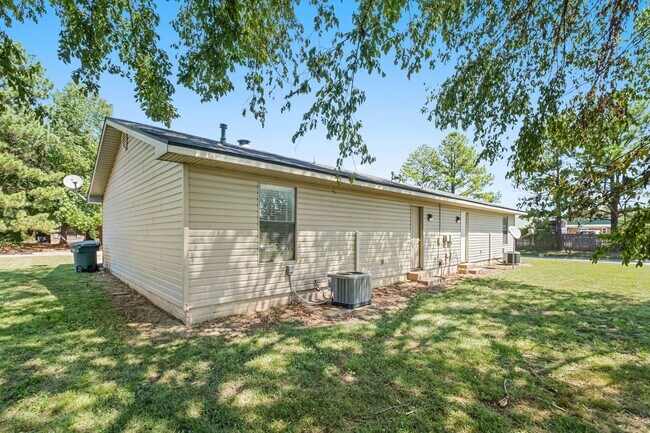 Building Photo - Cozy 2 Bedroom Duplex with Fireplace & Spacious Backyard!