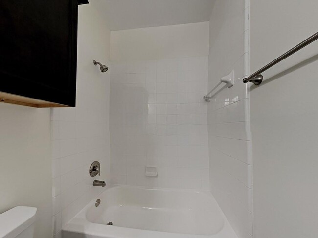 Building Photo - 2550 Riverway Dr