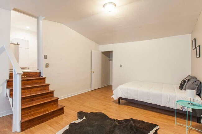 Building Photo - Beautiful and spacious 2 bedroom Apartment with Deck in Society Hill, right on South Street