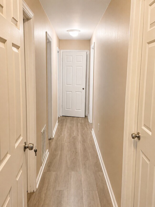 Building Photo - 4098 Camelot Ct