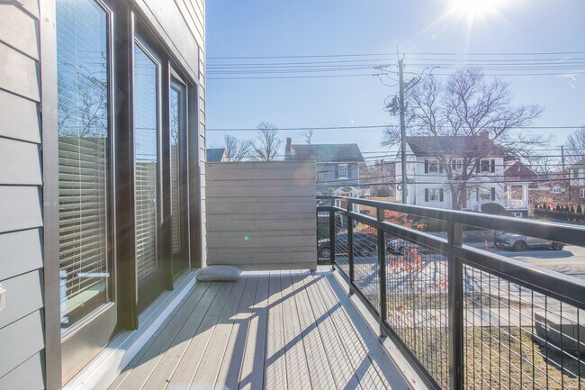 Building Photo - Gorgeous 4 BR/3.5 BA EOG Townhome in Silve...