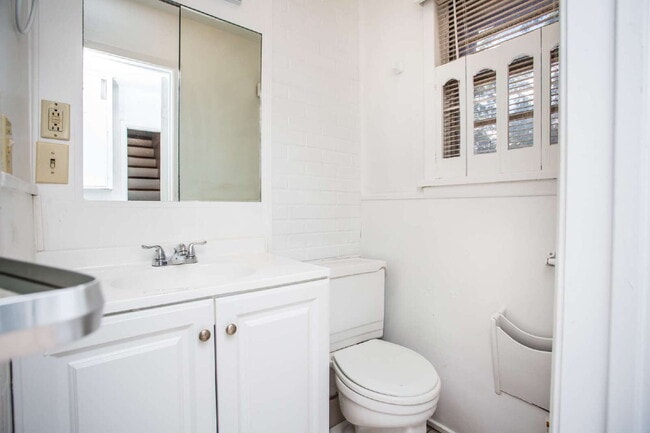 Building Photo - "Spacious 5-Bed Oasis with Granite Elegance & Hardwood Charm in Lubbock!"
