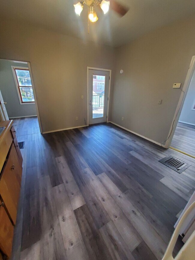 Building Photo - 1655 N Van Buren St 6 unit