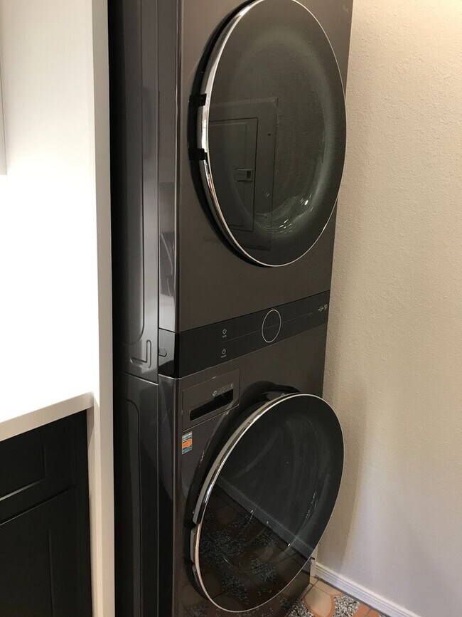 Washer/Dryer in Unit - 1880 E Morten Ave