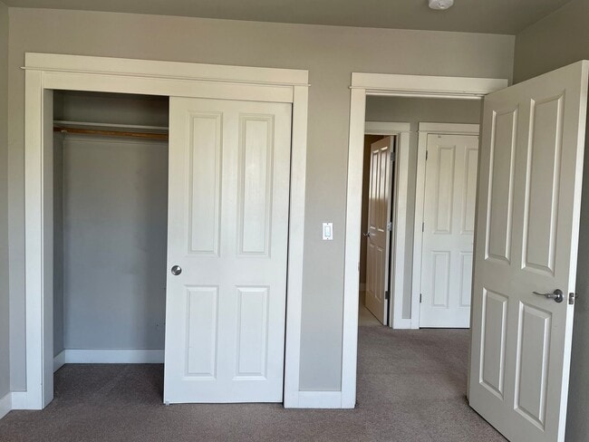 Building Photo - Your Cozy Corner in Fairview Village!