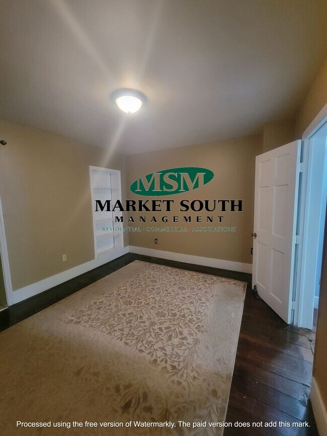 Building Photo - *REDUCED!* BEAUTIFUL JONES STREET APARTMENT