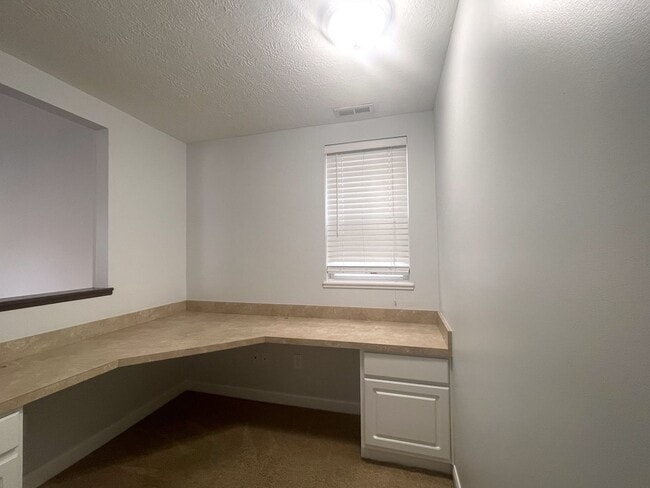 Building Photo - 5597 Lantos Rd