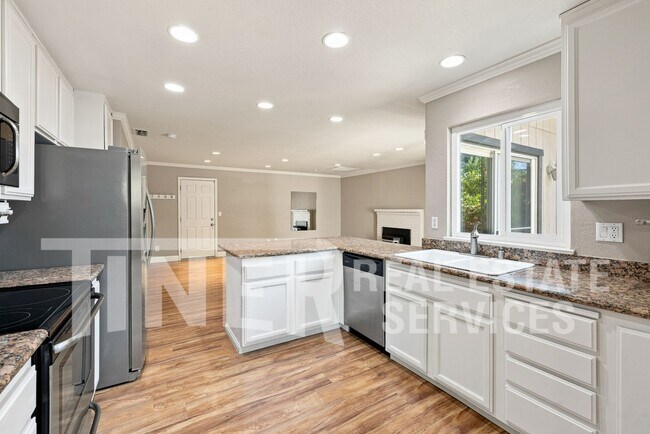 Building Photo - 639 Flower Dr