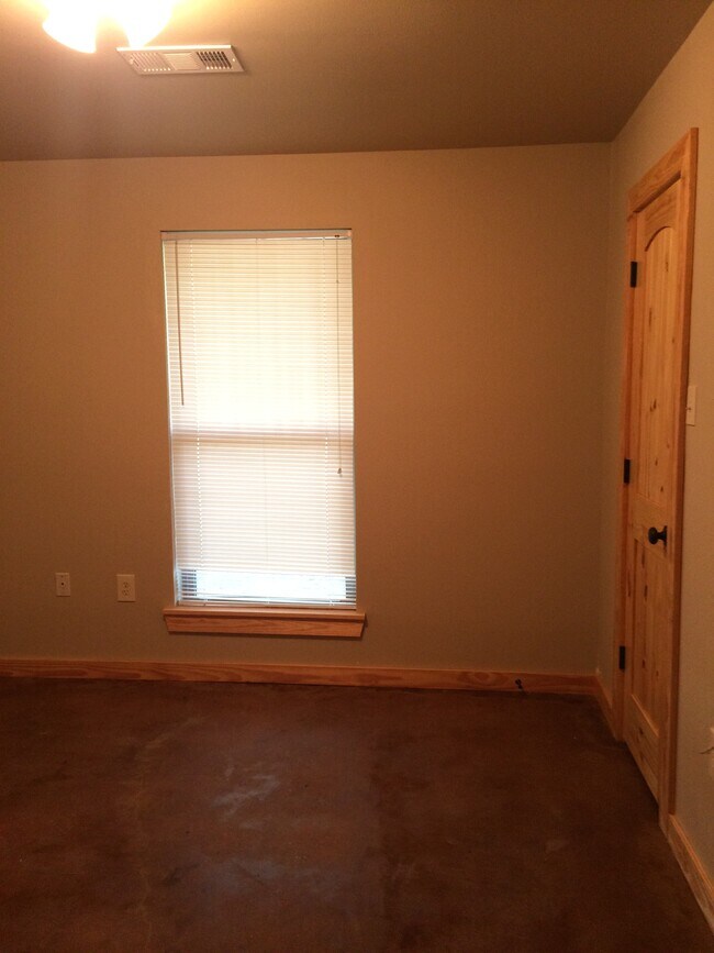 Building Photo - 16623 Bristoe Ave