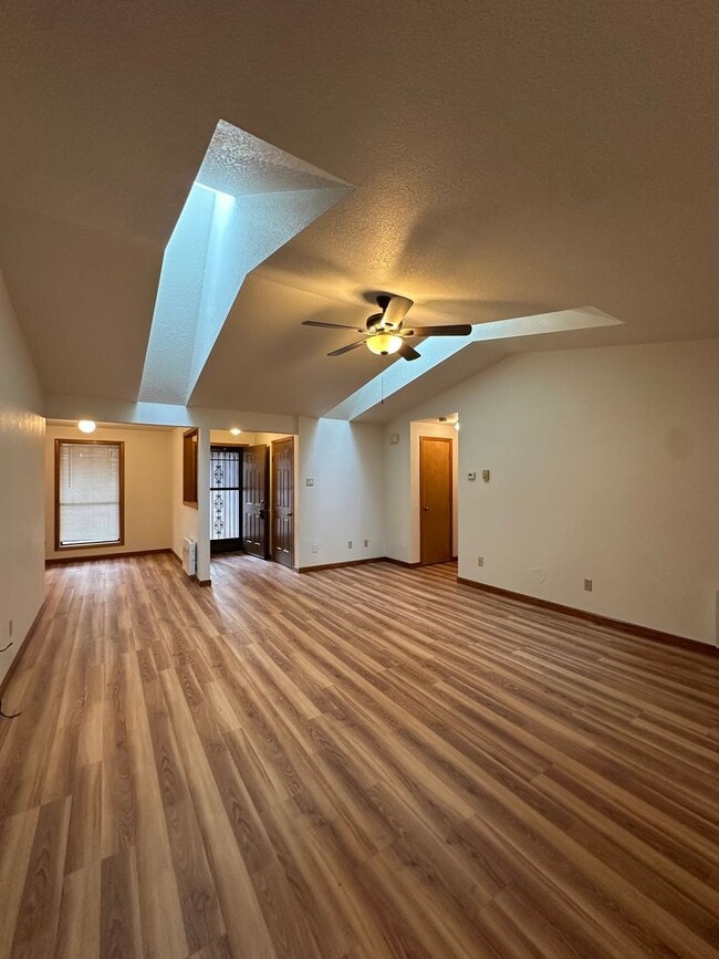 Building Photo - Updated SW Bend Home with Large Backyard!