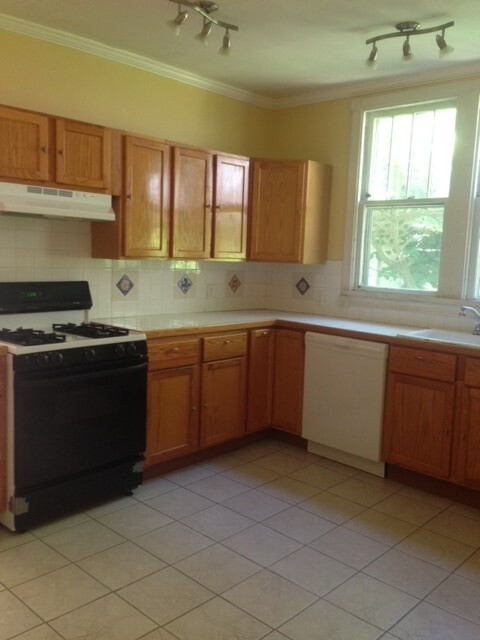 Kitchen with dishwasher, has all new stainless appliances - 206 E Vermilya Ave