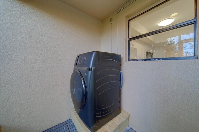Building Photo - 890 N Village Dr