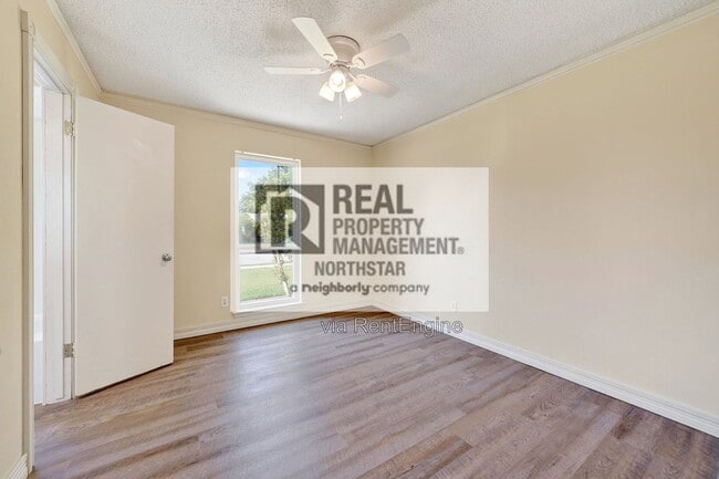 Building Photo - 902 Arrowhead Dr