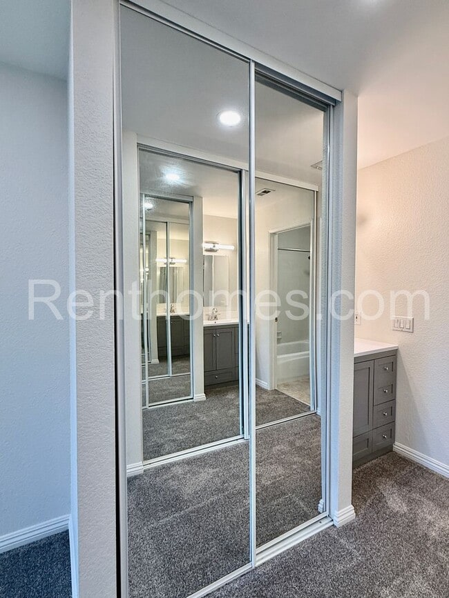 Building Photo - 10750 Aderman Ave