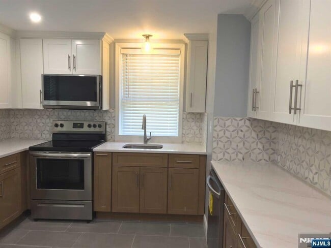 Building Photo - 211 Kenilworth Rd