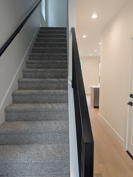 Building Photo - 5041 SE King Rd