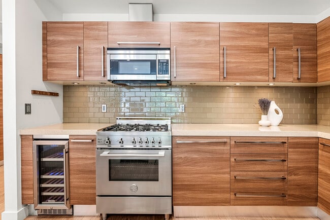 Building Photo - 855 N Croft Ave